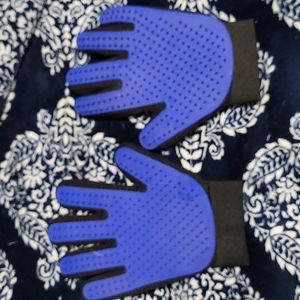 Pet brushing gloves